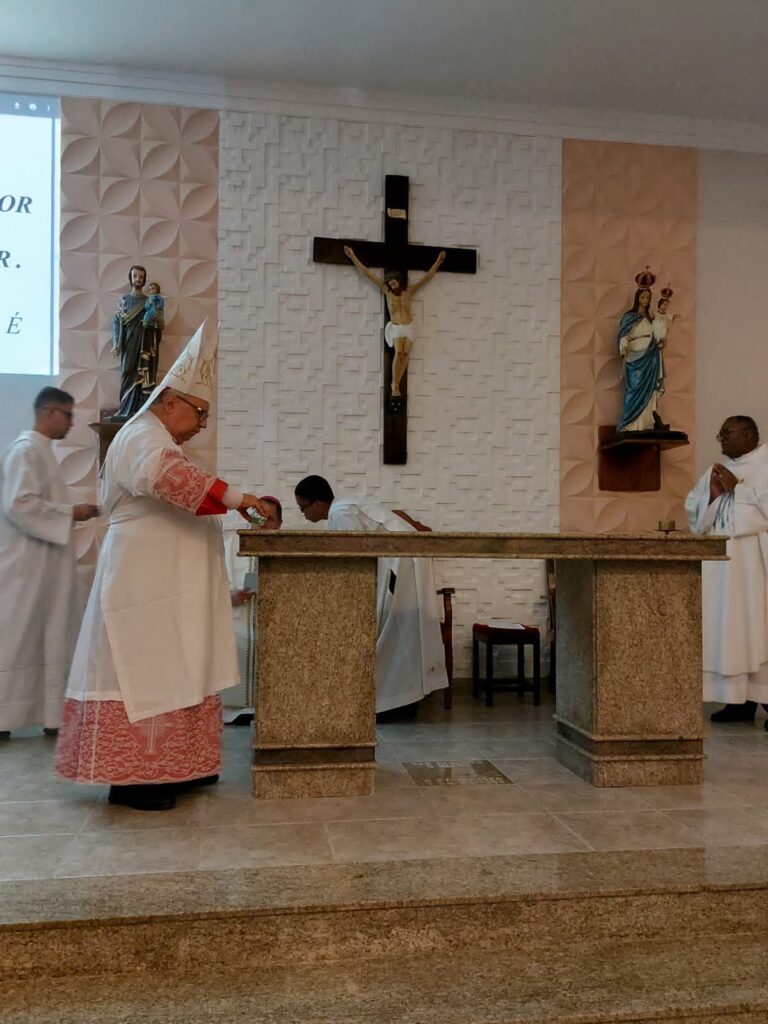 Dom Roberto Francisco preside missa de dedicação de igreja em São Fidélis