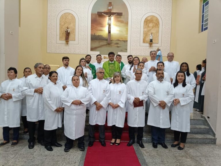 Paroquia de Morro do Coco institui ministros extraordinários da Distribuição da Sagrada Comunhão e Acólitos