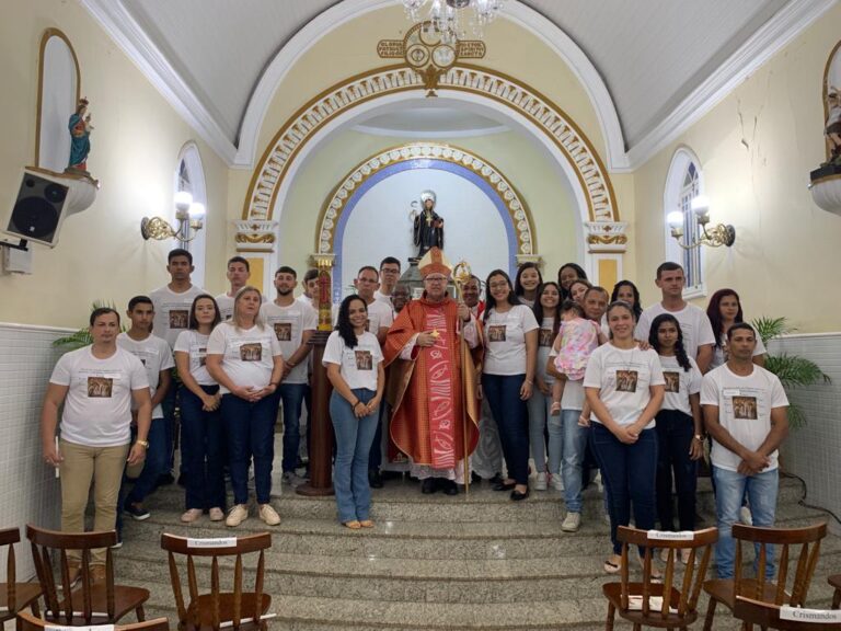 Jovens recebem o Sacramento da Crisma no Santuário de Santo Amaro