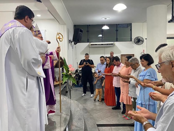 Bispo de Campos preside missa de renovação de consagração e instala sacrário na casa de missão da Comunidade de Aliança Rabi 