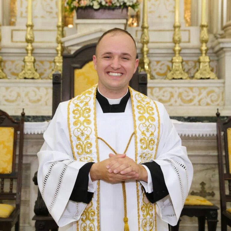 Pe. Renan José Valentim de Souza