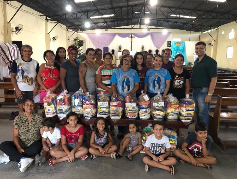 Assistência:  Famílias assistidas pela Pastoral Social recebem cesta natalina em Baixa Grande