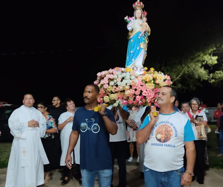 Festa de Nossa Senhora das Rosas leva devotos a Praia de Farol de São Tomé