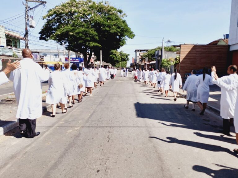 Caminhada pela Paz: Fiéis participam de Via-Sacra pelas ruas do Parque Cidade Luz