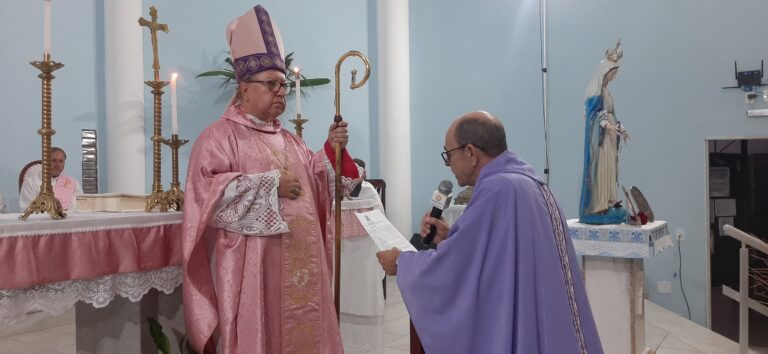 Dom Roberto dá posse ao Pe. Paulo Raimundo na Paróquia Nossa Senhora das Graças