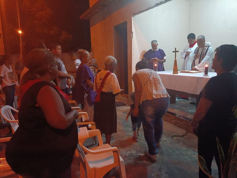 Exercício Quaresmal: Paróquia na Diocese de Campos realiza missa e via sacra nas residências e ruas, revelando uma igreja nas periferias