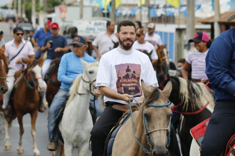 Cavalgada na abertura da Festa Nossa Senhora da Penha em Atafona