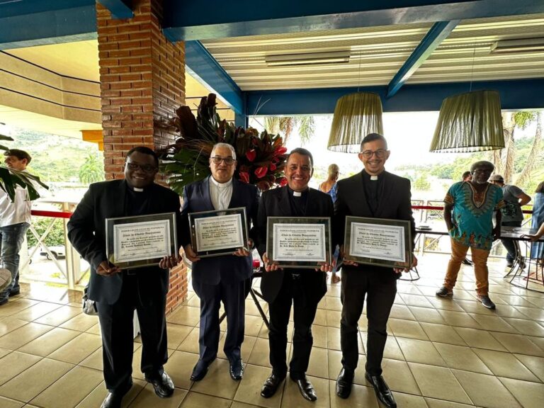 Câmara de Vereadores concede título de cidadão Itaperunense a sacerdotes da Diocese de Campos