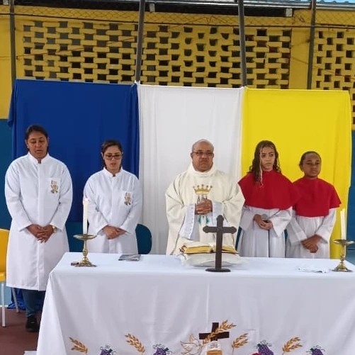 Alunos e professores de Colégio de Miracema participam da Santa Missa