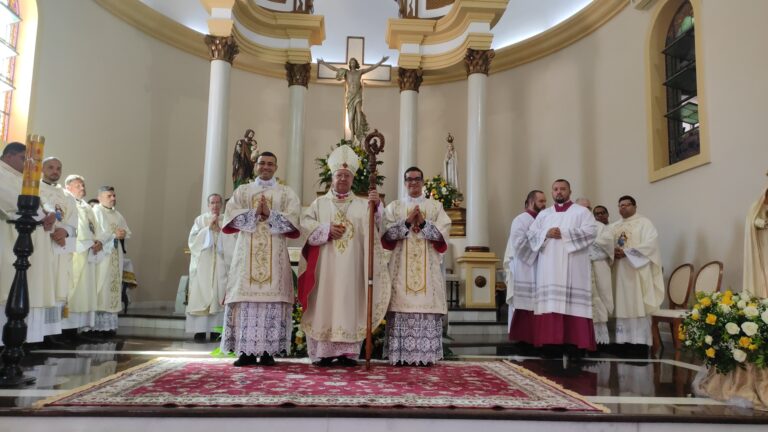Bispo de Campos ordena dois novos diáconos para servir na Eucaristia, Caridade e na Palavra
