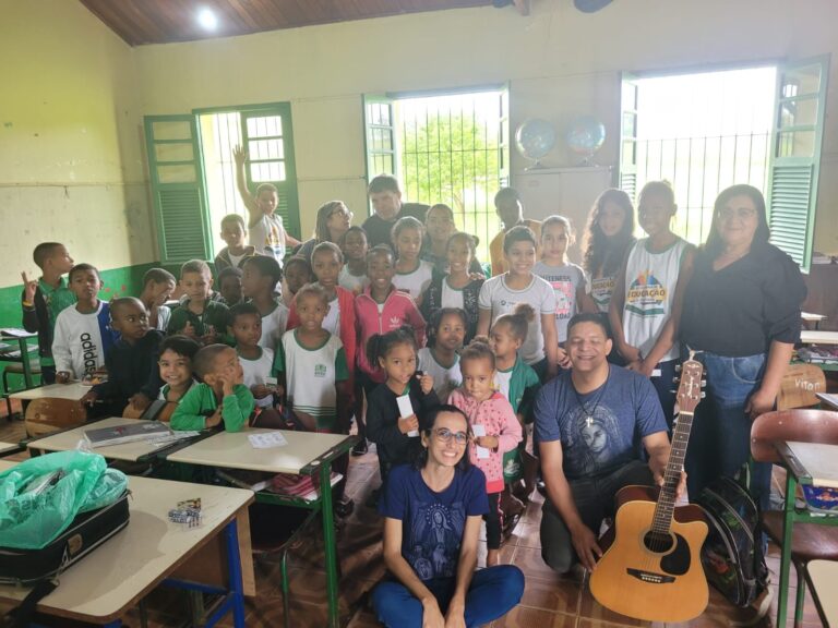 Presença: Escola recebe visita do Padre José Maurício Peixoto