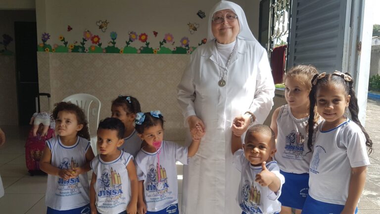Visita: Madre Guisepina visita Jardim de Infância no Distrito de Travessão