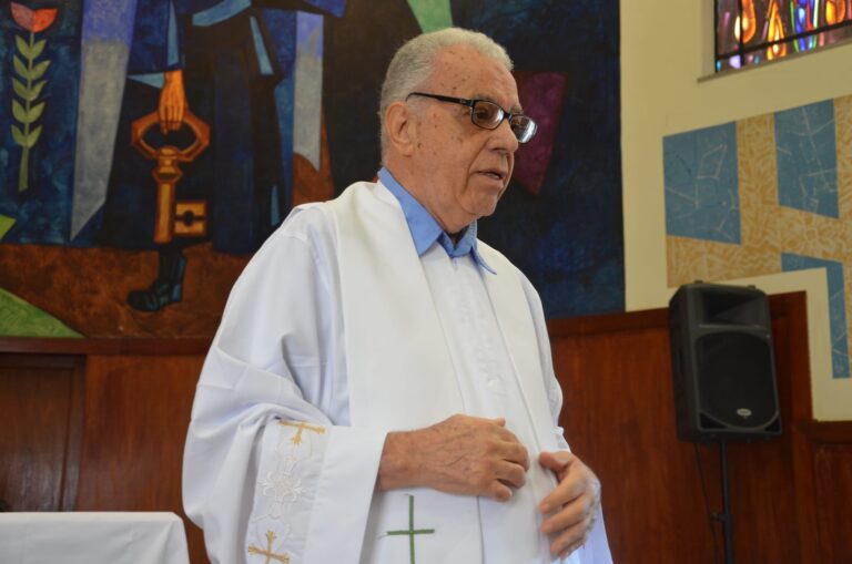 Cantor e Compositor presta homenagem a Padre Élio Athayde