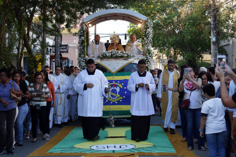 Celebração de Corpus Christi com procissão pelas ruas de Campos