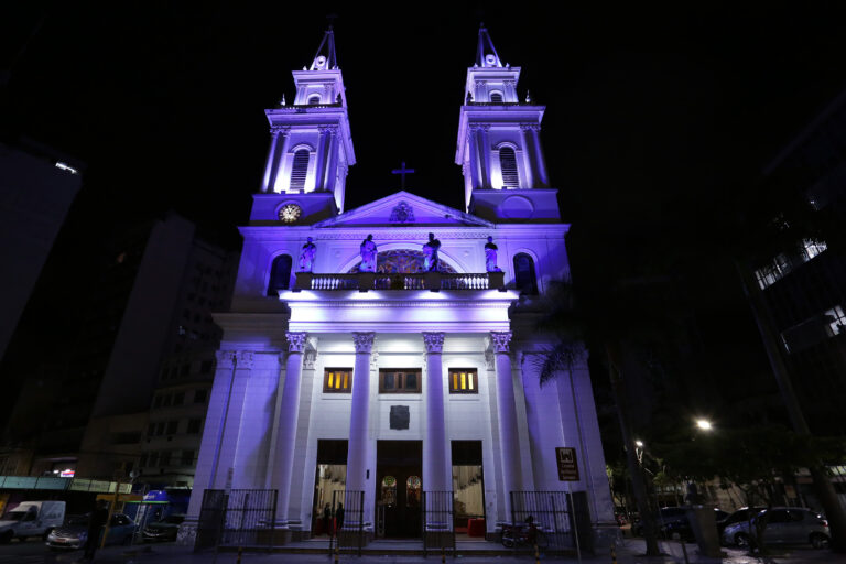 Iluminação da catedral ganha nova cor para a 371ª Festa do Santíssimo Salvador