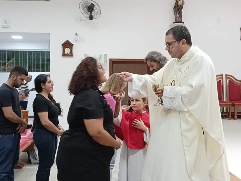 Missão: Padre Fábio de Melo celebra envio da jovem que será voluntária na JMJ Lisboa