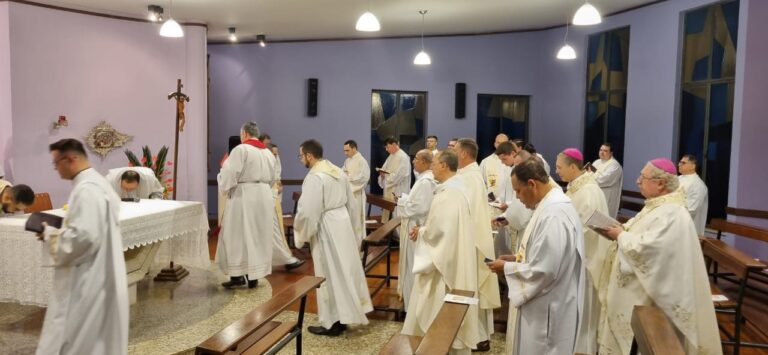 Dom Roberto e padres da Diocese de Campos participam de Retiro Canônico Anual