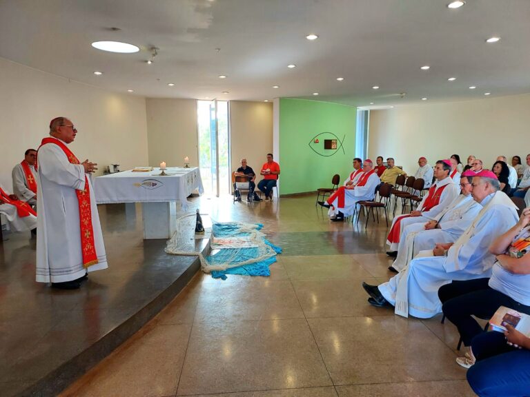 Dom Roberto participa de Seminário com Bispos Referenciai para o Laicato