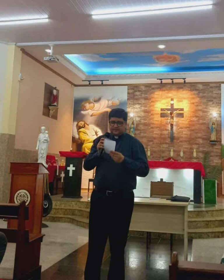Vigário-geral da Diocese de Campos ministra palestra sobre liturgia na Paróquia São José