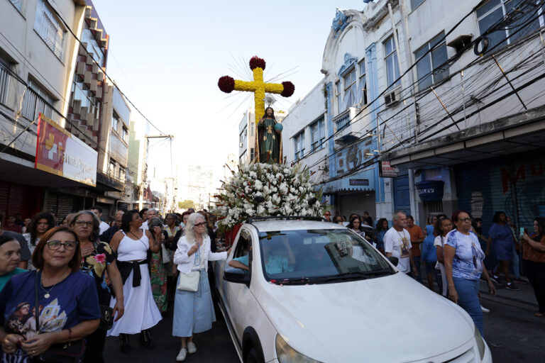 Procissão encerra programação religiosa da 371ª Festa do Santíssimo Salvador