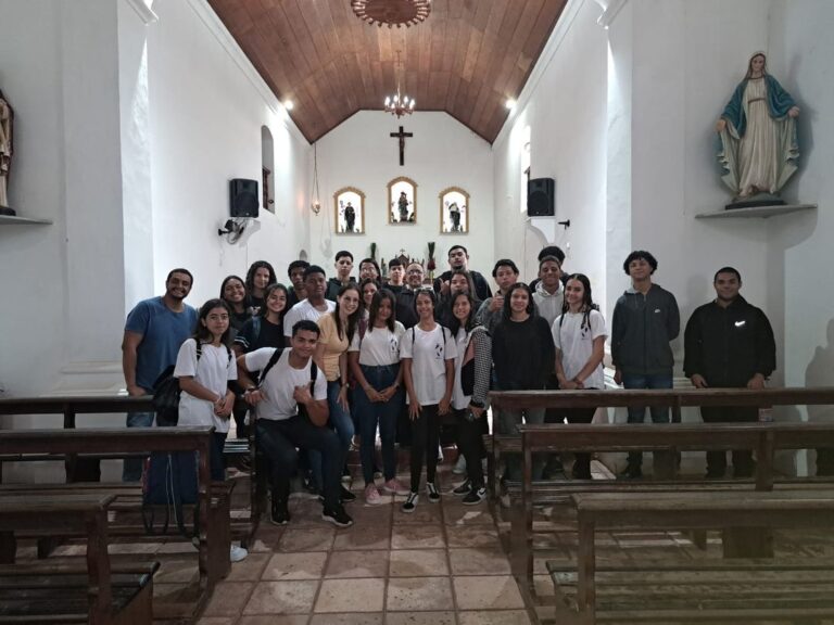 Patrimônio: Estudantes e seminaristas da Diocese de Campos visitaram Mosteiro de São Bento em Campos dos Goytacazes para despertarem para preservação da História