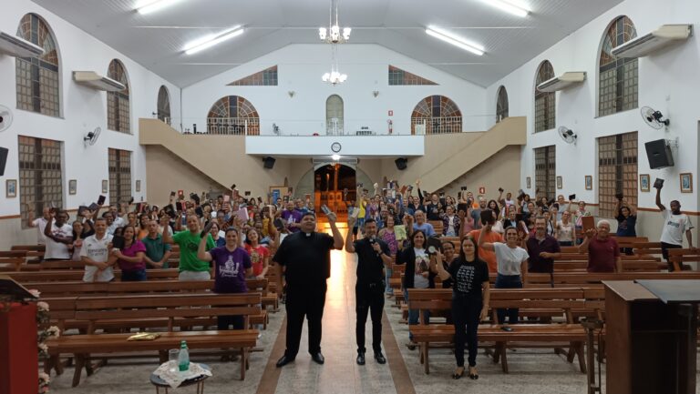 Fiéis participam de Curso Bíblico na Paróquia Santo Antônio de Raposo