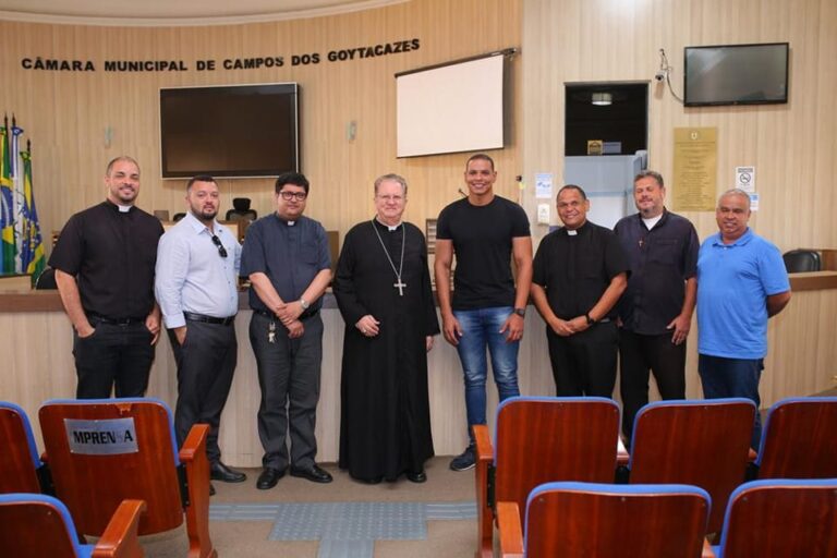 Reunião na Câmara Municipal de Campos dos Goytacazes com sacerdotes para a elaboração de Calendário das festas católicas