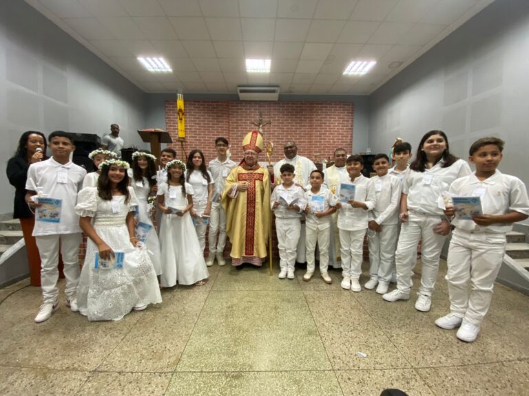 Iniciação: Bispo de Campos preside missa no Colégio FIdelense cm primeira eucaristia e crisma de alunos