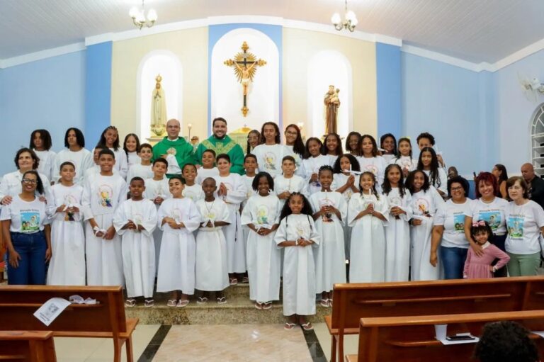 Crianças e adolescentes de Capela de Porciúncula recebem a Primeira Comunhão