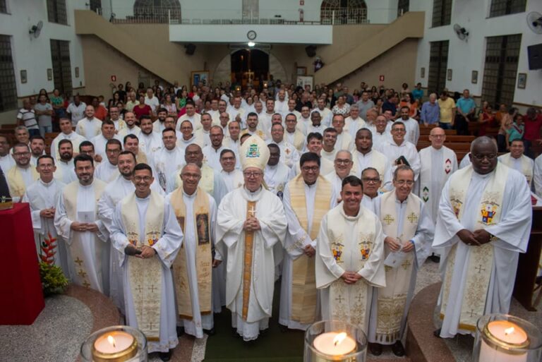 Terceira Edição do Missal Romano é tema da atualização do clero da Diocese de Campos