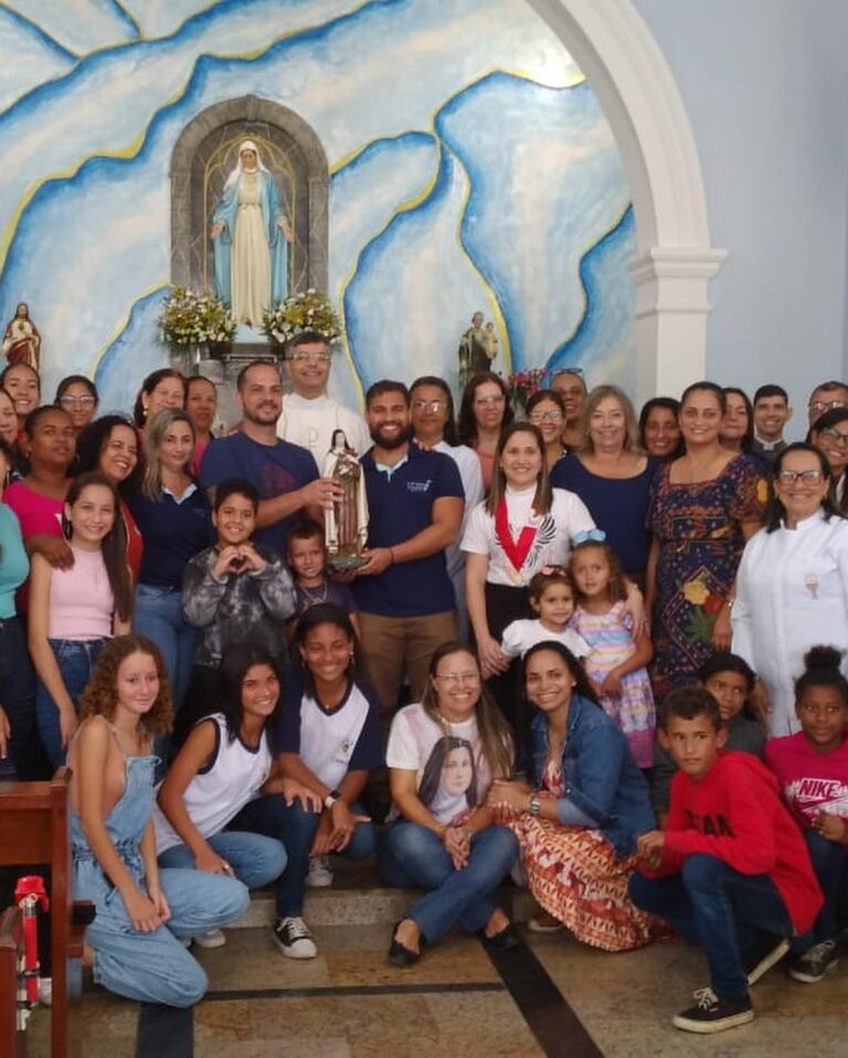 Escola em Baixa Grande celebra Santa Teresinha com missa reunindo direção, professore, funcionários e alunos