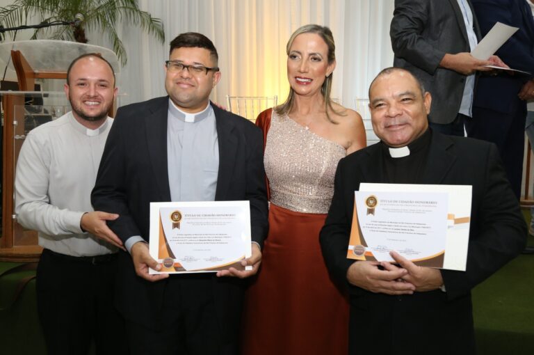 Padres de São Francisco de Itabapoana recebem título de cidadão honorário