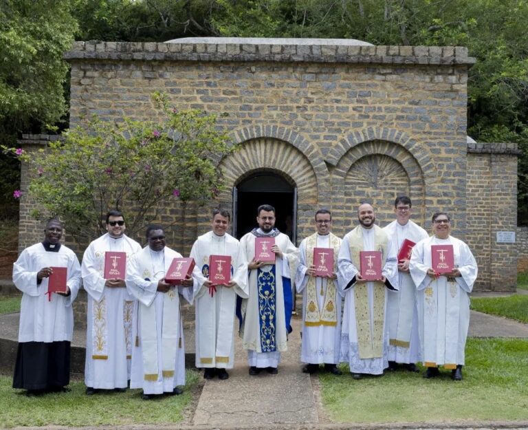 Padres da Forania de Natividade celebram Missa para receber a Terceira Edição do Missal Romano