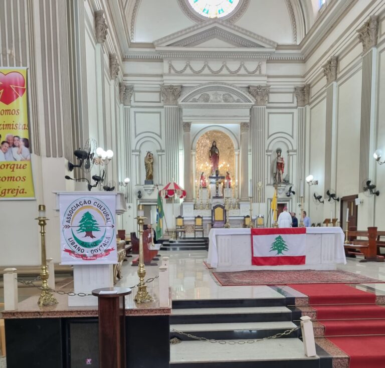 Famílias libanesas participam de Missa no Rito Maronita na Catedral de Campos