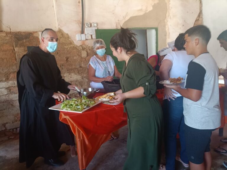 Monges do Mosteiro de São Bento promovem almoço para estreitar laços de fraternidade