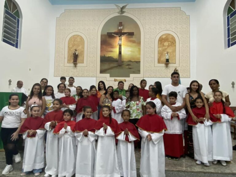 Ministério: Padre José Maurício investe coroinhas na Paróquia Nossa Senhora da Penha em Morro do Coco