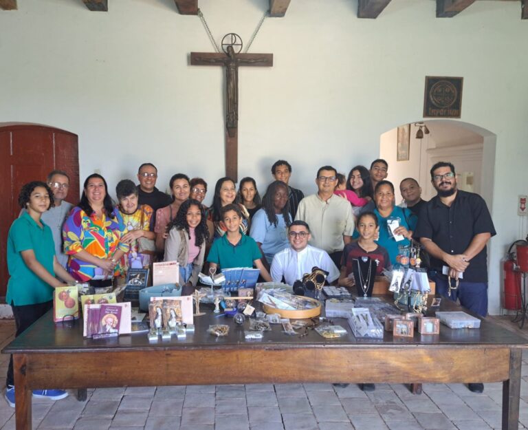Mosteiro de São Bento recebe grupo de fiéis do Novo Jockey