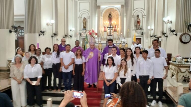 Jovens e adultos recebem o Sacramento da Crisma na Catedral Diocesana