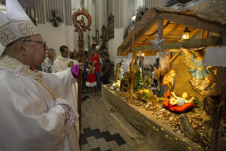 Catedral recebe comunidade na Santa Missa da Noite do Natal do Senhor