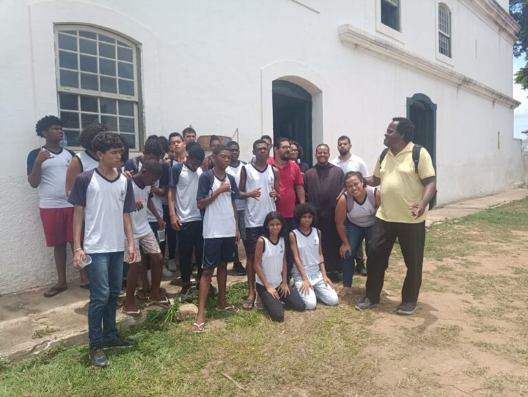 História: Alunos da Escola Municipal Custodio Siqueira visitaram Mosteiro de São Bento
