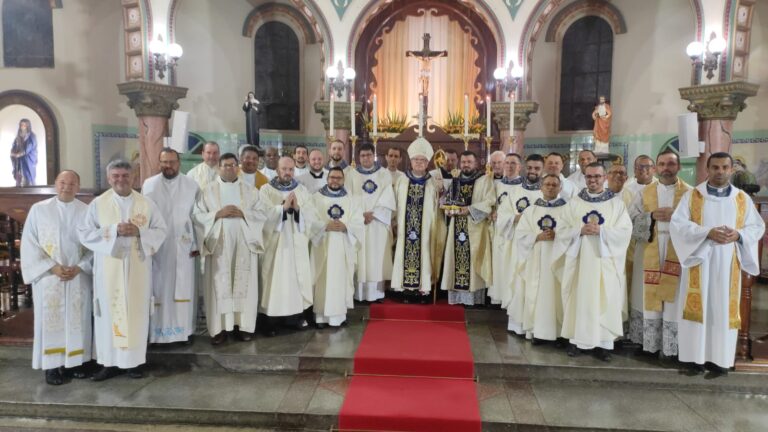 Bispo de Campos dá posse a Pe. Rogério como novo pároco da Igreja Senhor Bom Jesus