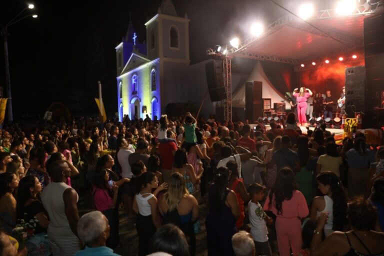Show de Eliana Ribeiro encerra programação da festa de Santo Amaro na Praia de Grussaí