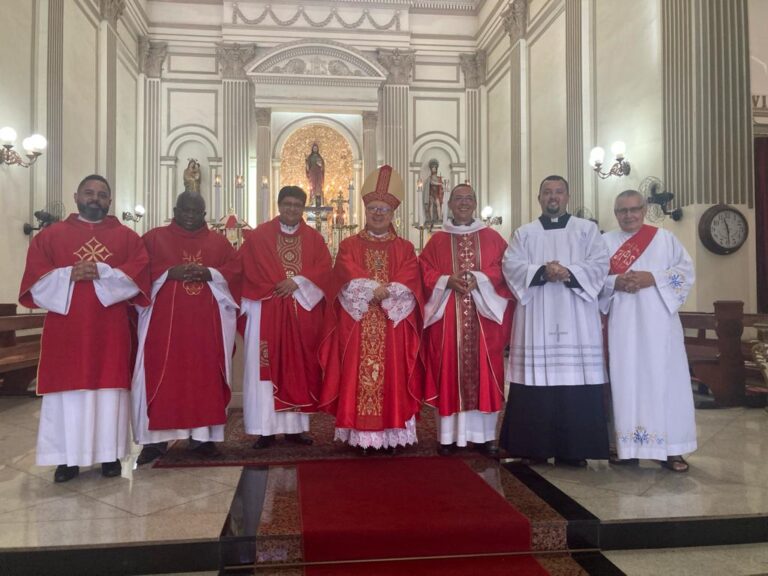 Dom Roberto dá posse ao novo ecônomo durante Missa na Catedral Diocesana