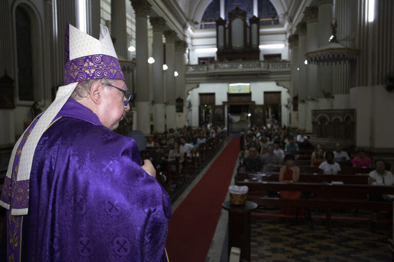 Dom Roberto Francisco Preside Missa de Cinzas 2024 na Catedral