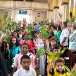 Crianças da Catequese participam da celebração do Domingo de Ramos na Paróquia São José do Avahy
