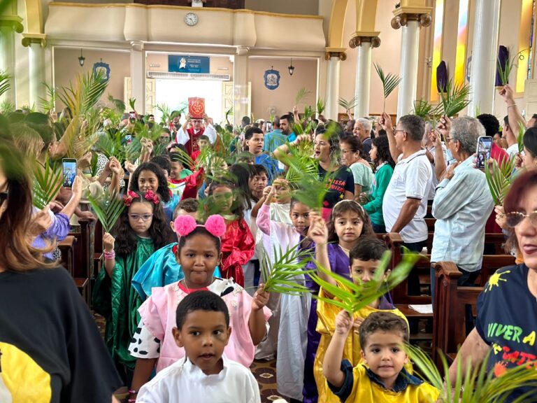 Crianças da Catequese participam da celebração do Domingo de Ramos na Paróquia São José do Avahy