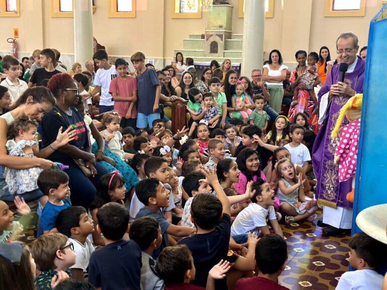 Crianças participam da Santa Missa na Paróquia São José do Avahy