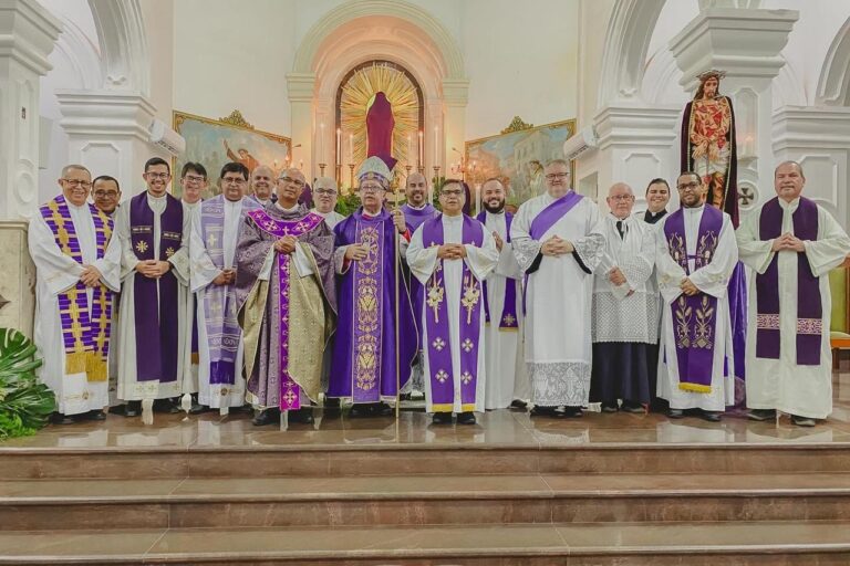 Bispo de Campos dá posse a Pe. Gilmar como pároco de Santo Antônio de Porciúncula