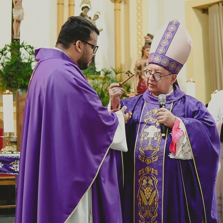 Bispo de Campos deu posse ao novo pároco de Santo Antônio de Pádua