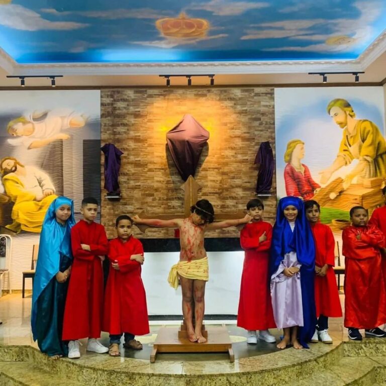 Fiéis da Paróquia São José participam da Via-Sacra Infantil